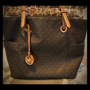 Authentic Michael Kors Jet Set Tote 😍